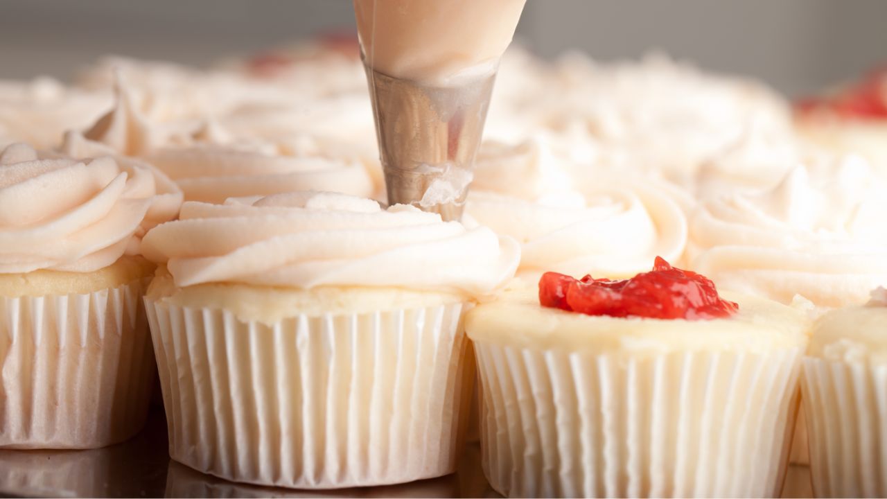 28 Filled Cupcakes You’ll Flip For