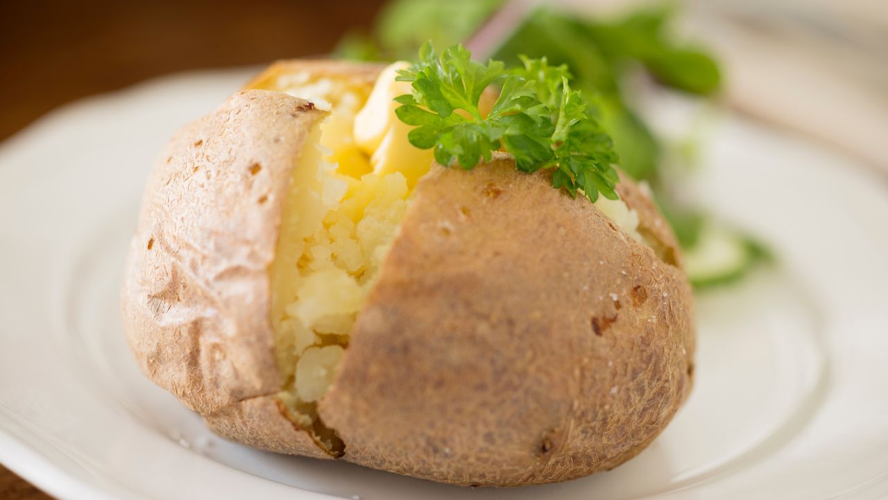 20 Delicious Foods To Serve With Baked Potatoes