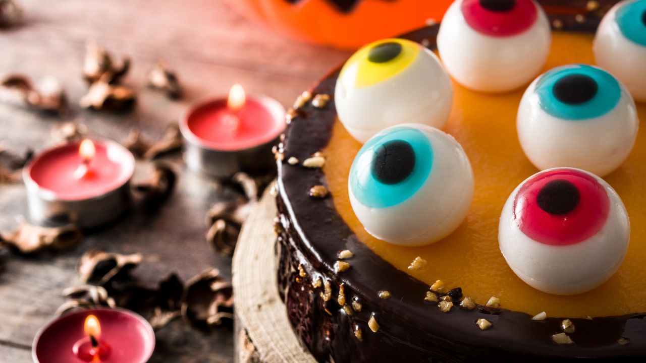 33 Easy And Delicious Halloween Cakes