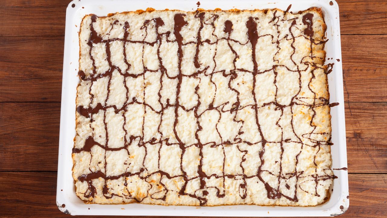 36 Simple 9×13 Cake Recipes To Satisfy a Crowd